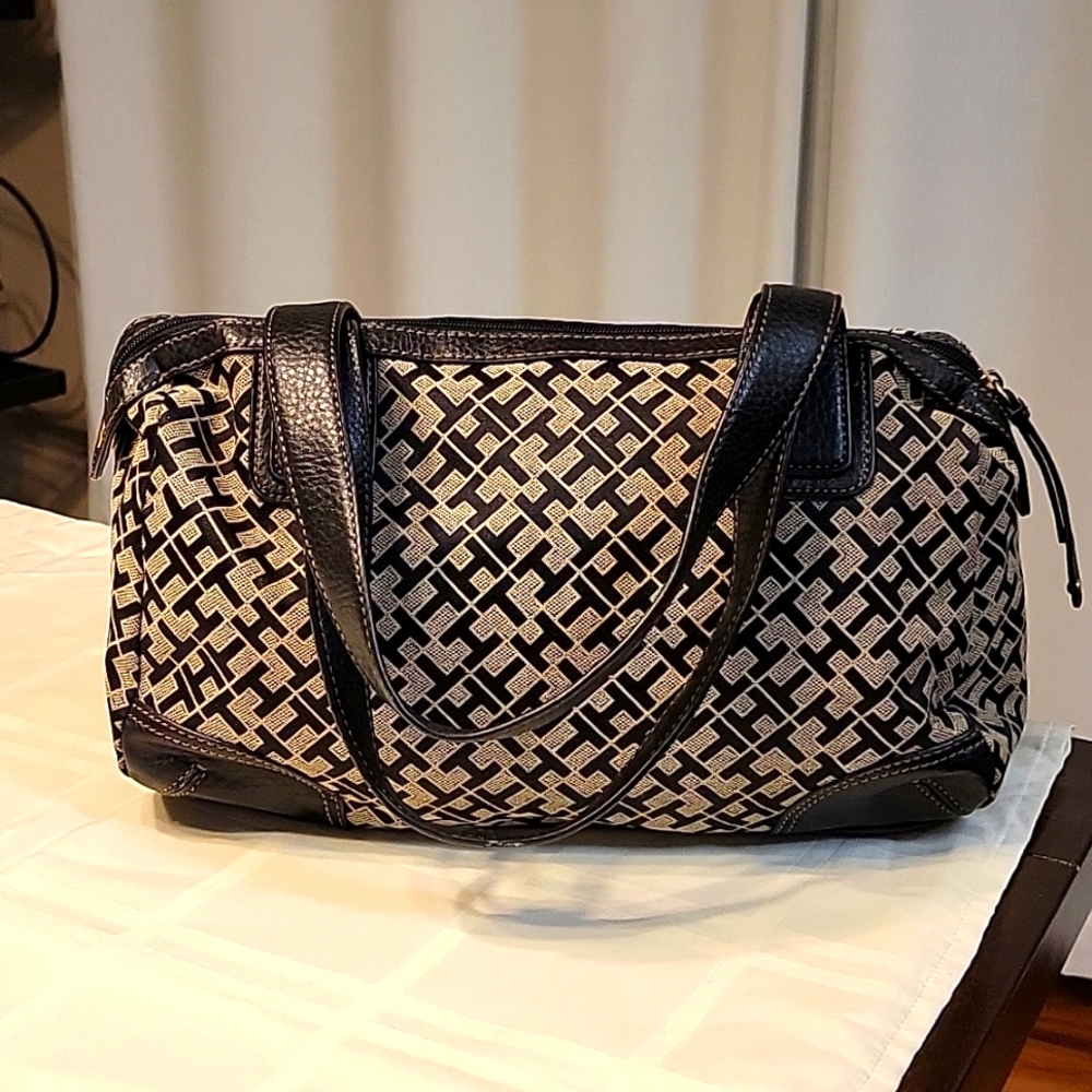 EUC Tommy Hilfiger Jaden Black Satchel - Picture 4 of 7